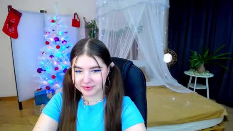 Snapshot of nicolefoxery chatting on 12.08.24 nicolefoxery online show from 12.08.24