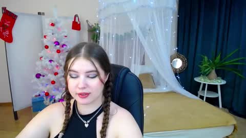 Snapshot of nicolefoxery chatting on 12.11.24 nicolefoxery online show from 12.11.24