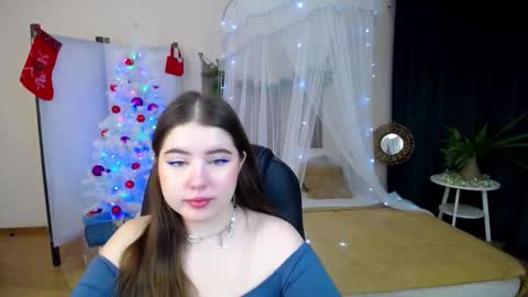 Snapshot of nicolefoxery chatting on 12.17.24 nicolefoxery online show from 12.17.24