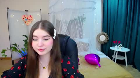 Snapshot of nicolefoxery chatting on 02.15.25 nicolefoxery online show from 02.15.25