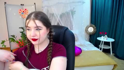 Snapshot of nicolefoxery chatting on 02.19.25 nicolefoxery online show from 02.19.25