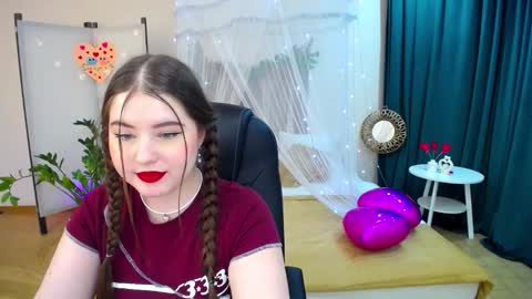 Snapshot of nicolefoxery chatting on 02.19.25 nicolefoxery online show from 02.19.25