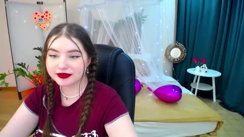 Snapshot of nicolefoxery chatting on 02.20.25 nicolefoxery online show from 02.20.25