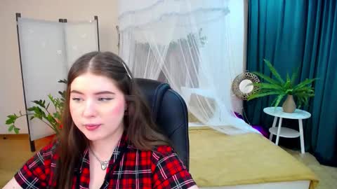 Snapshot of nicolefoxery chatting on 03.08.25 nicolefoxery online show from 03.08.25