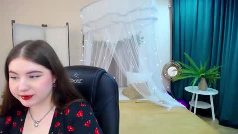 Snapshot of nicolefoxery chatting on 03.08.25 nicolefoxery online show from 03.08.25