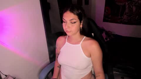 Nicol independent model online show from 01.23.25