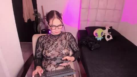 Nicol independent model online show from 02.15.26