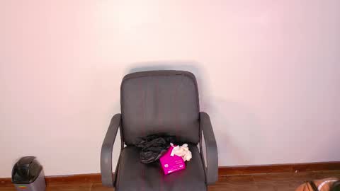 N I C O L E T  online show from 11.28.25