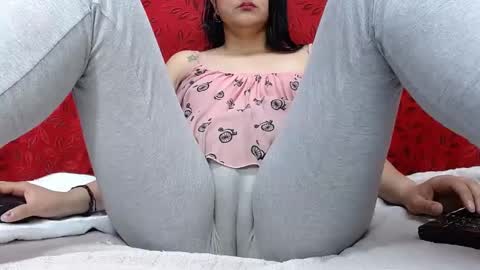 Snapshot of nicolleowens chatting on 09.19.25 NICOLLE online show from 09.19.25