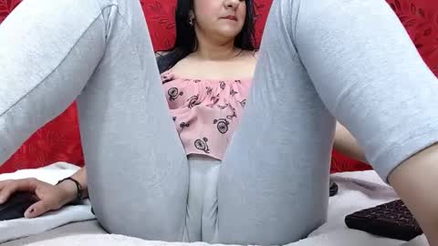 Snapshot of nicolleowens chatting on 09.22.25 NICOLLE online show from 09.22.25