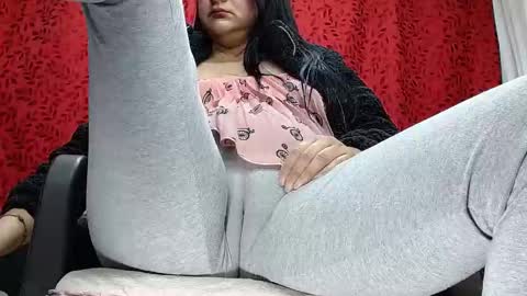 Snapshot of nicolleowens chatting on 11.14.25 NICOLLE online show from 11.14.25