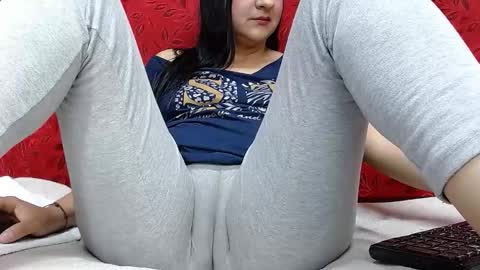 Snapshot of nicolleowens chatting on 11.18.25 NICOLLE online show from 11.18.25