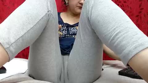 Snapshot of nicolleowens chatting on 11.21.25 NICOLLE online show from 11.21.25