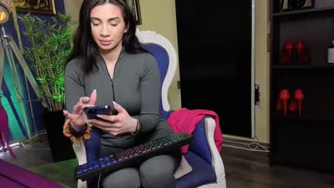 Snapshot of nicollepalmer chatting on 02.20.25 Nicolle online show from 02.20.25
