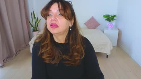 Snapshot of nika_light chatting on 11.17.25 Nika light online show from 11.17.25