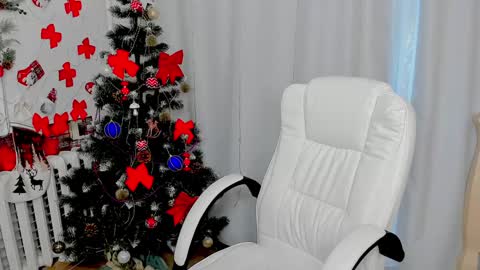 Snapshot of nika_tailor chatting on 12.13.24 Nika online show from 12.13.24