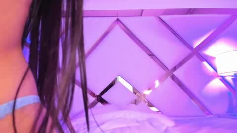 nikii_white online show from 02.14.25