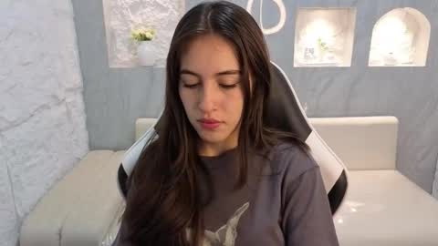 Snapshot of nikka_tx chatting on 11.19.25 Online 2200 to 600 online show from 11.19.25