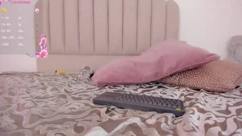 Snapshot of nikki_angel_ chatting on 02.15.25 NIkki Angel online show from 02.15.25