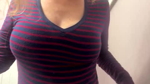 Snapshot of nikkiluv81 chatting on 11.17.25 NikkiLuv online show from 11.17.25