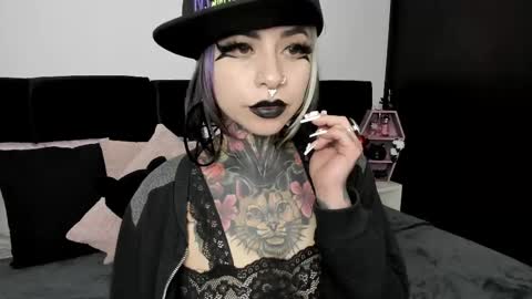 Nikki Ramone   online show from 02.19.25