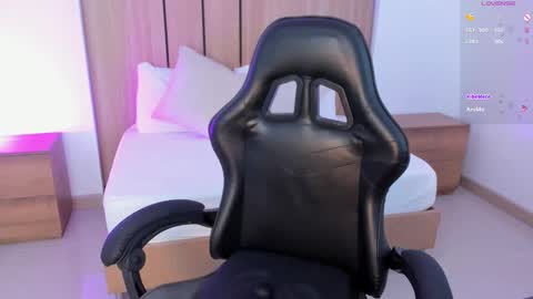 N I N A online show from 04.10.26