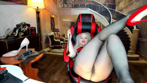 Snapshot of nina_deville chatting on 02.11.26 Nina online show from 02.11.26