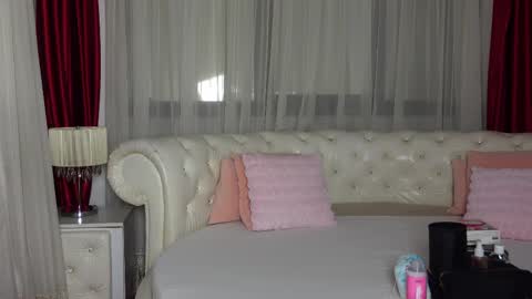 Snapshot of ninacrystal chatting on 02.14.25 NinaCrystal online show from 02.14.25