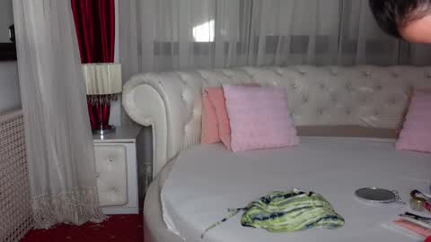 Snapshot of ninacrystal chatting on 02.20.25 NinaCrystal online show from 02.20.25