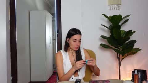 Snapshot of ninacrystal chatting on 10.06.25 NinaCrystal online show from 10.06.25