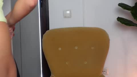 Snapshot of ninacrystal chatting on 10.28.25 NinaCrystal online show from 10.28.25