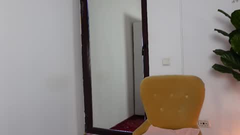 Snapshot of ninacrystal chatting on 11.04.25 NinaCrystal online show from 11.04.25