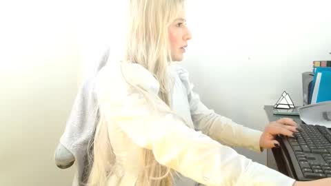 Snapshot of ninakitdman chatting on 09.25.25 Ninakitdman online show from 09.25.25