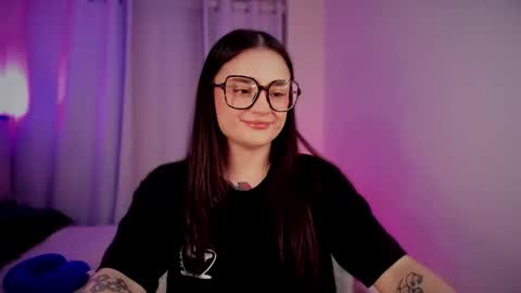 Snapshot of ninavolkov chatting on 10.17.25 ninavolkov online show from 10.17.25