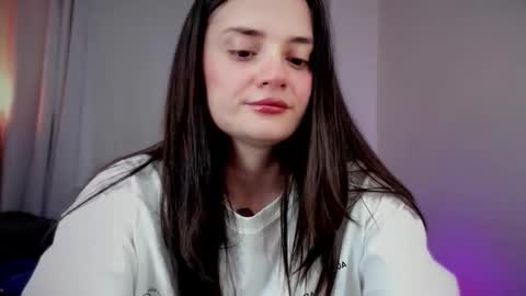 Snapshot of ninavolkov chatting on 11.19.25 ninavolkov online show from 11.19.25