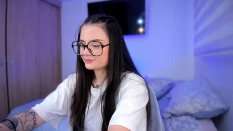 Snapshot of ninavolkov chatting on 04.01.26 ninavolkov online show from 04.01.26