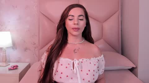 Snapshot of noa_butterfly chatting on 01.08.25 ambarsulliva online show from 01.08.25