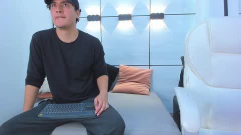 Snapshot of noah_ferrary chatting on 11.08.25 Noah Ferrary online show from 11.08.25