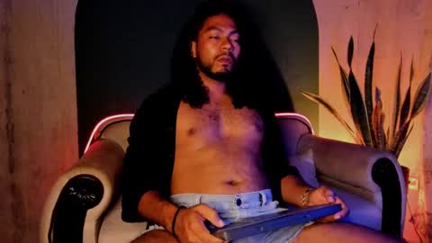 Snapshot of noah_jones__ chatting on 12.19.24 Noah online show from 12.19.24