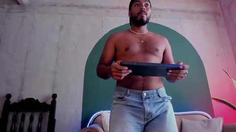 Snapshot of noah_jones__ chatting on 02.02.25 Noah online show from 02.02.25