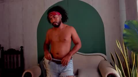 Snapshot of noah_jones__ chatting on 11.06.25 Noah online show from 11.06.25