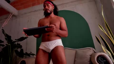 Snapshot of noah_jones__ chatting on 11.14.25 Noah online show from 11.14.25