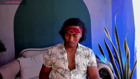 Snapshot of noah_jones__ chatting on 11.26.25 Noah online show from 11.26.25