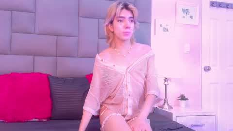 Snapshot of noahbells chatting on 12.22.25 Noah online show from 12.22.25