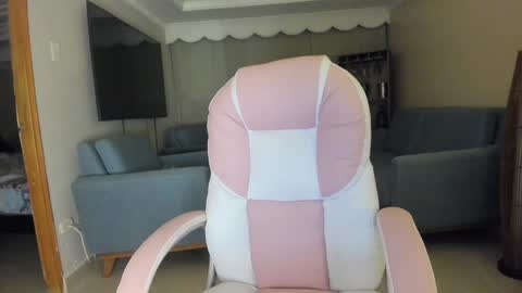  In instagram dayhannanoemi online show from 11.26.25