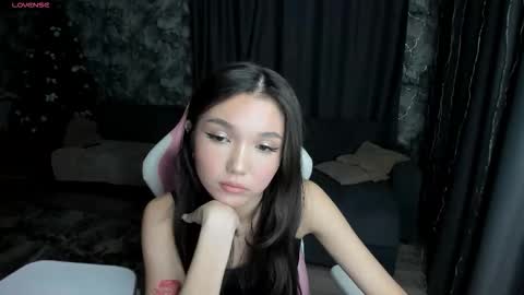 Snapshot of nomibean chatting on 12.17.25 nomi online show from 12.17.25