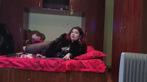 Snapshot of nora_red chatting on 12.13.25 QueenManifest online show from 12.13.25