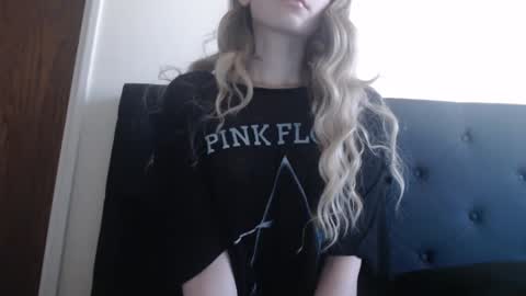 Snapshot of novafrey chatting on 03.08.25 Olivia online show from 03.08.25