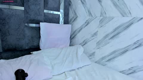 xionela gates online show from 01.13.25