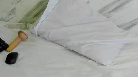 xionela gates online show from 01.26.25